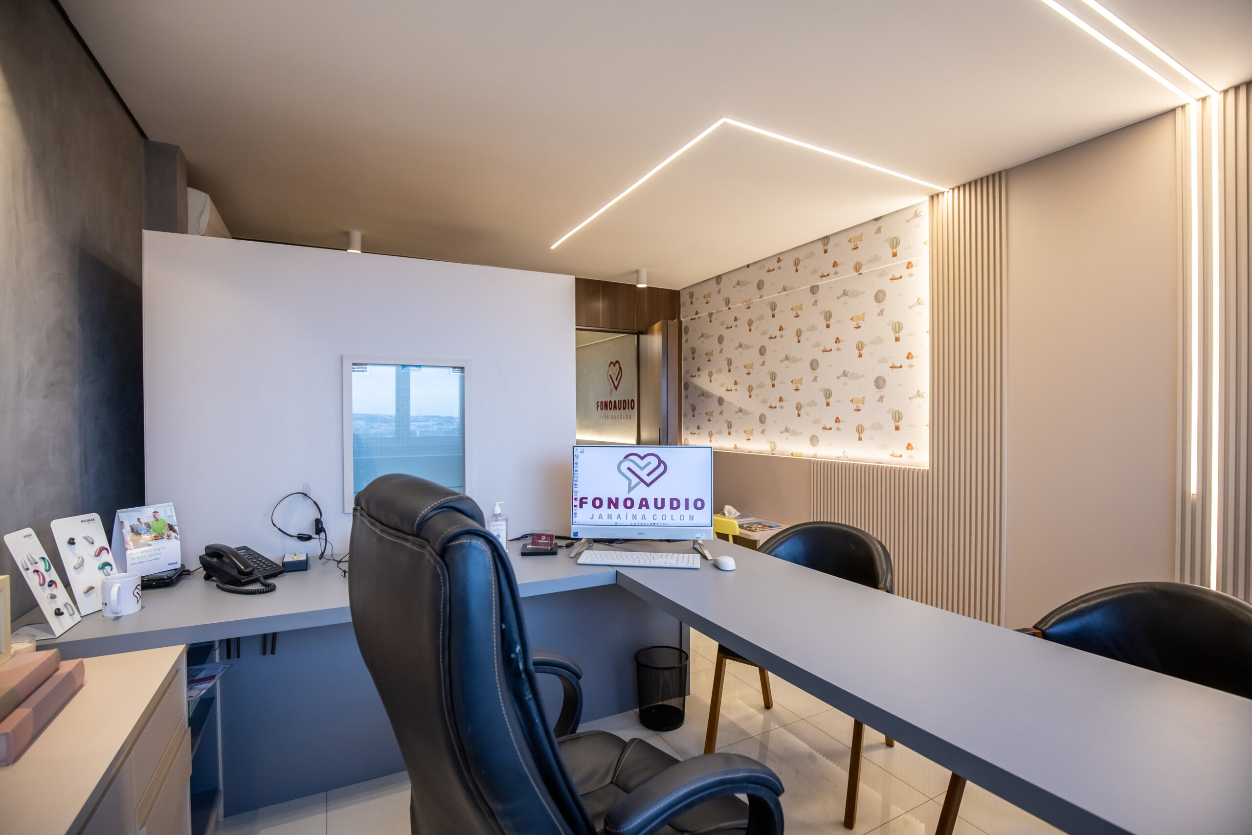 Mesa de atendimento do consultório de audiologia em Indaiatuba