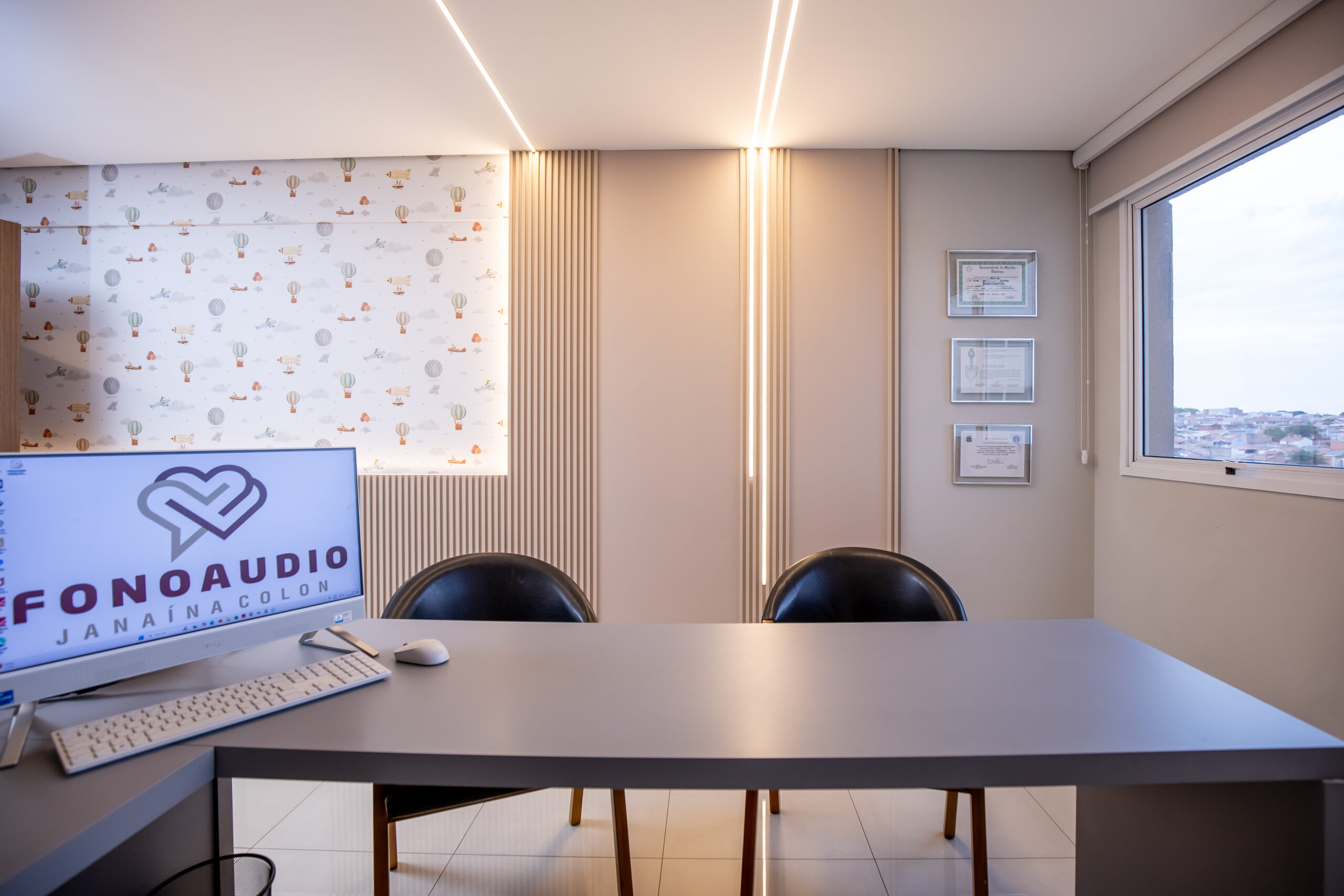 Sala de avaliação auditiva do consultório em Indaiatuba