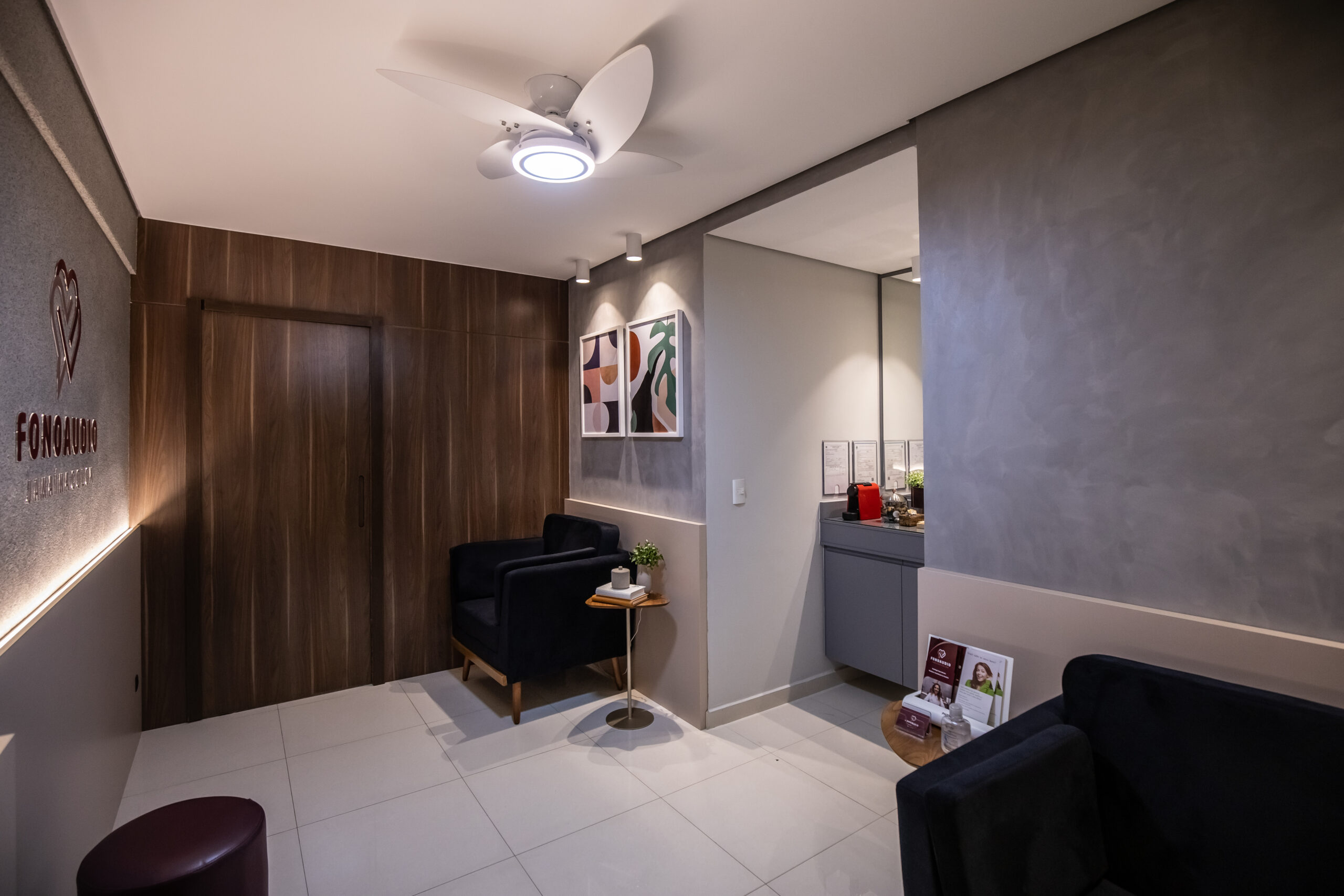 Sala de espera do consultório de audiologia em Indaiatuba